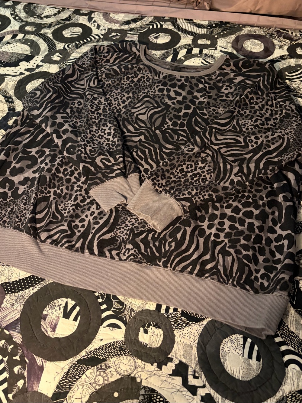Torrid Size 3 Gray Animal Print Pullover Sweatshirt Leopard Zebra
